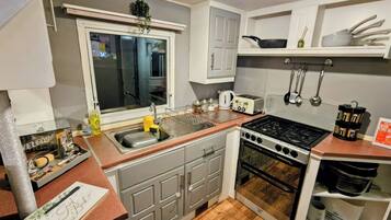 Cottage | Private kitchen | Cookware/dishes/utensils