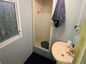 Cottage | Badkamer | Een douche