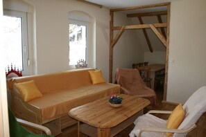 Fernseher, Tischtennisplatte, Bücher, Drucker