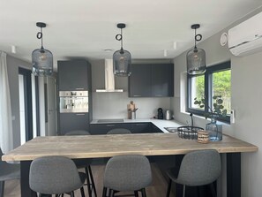 Refrigerador, lavavajillas y utensilios de cocina