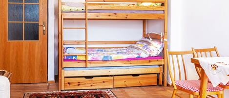 2 Schlafzimmer, Reisekinderbett, kostenloses WLAN