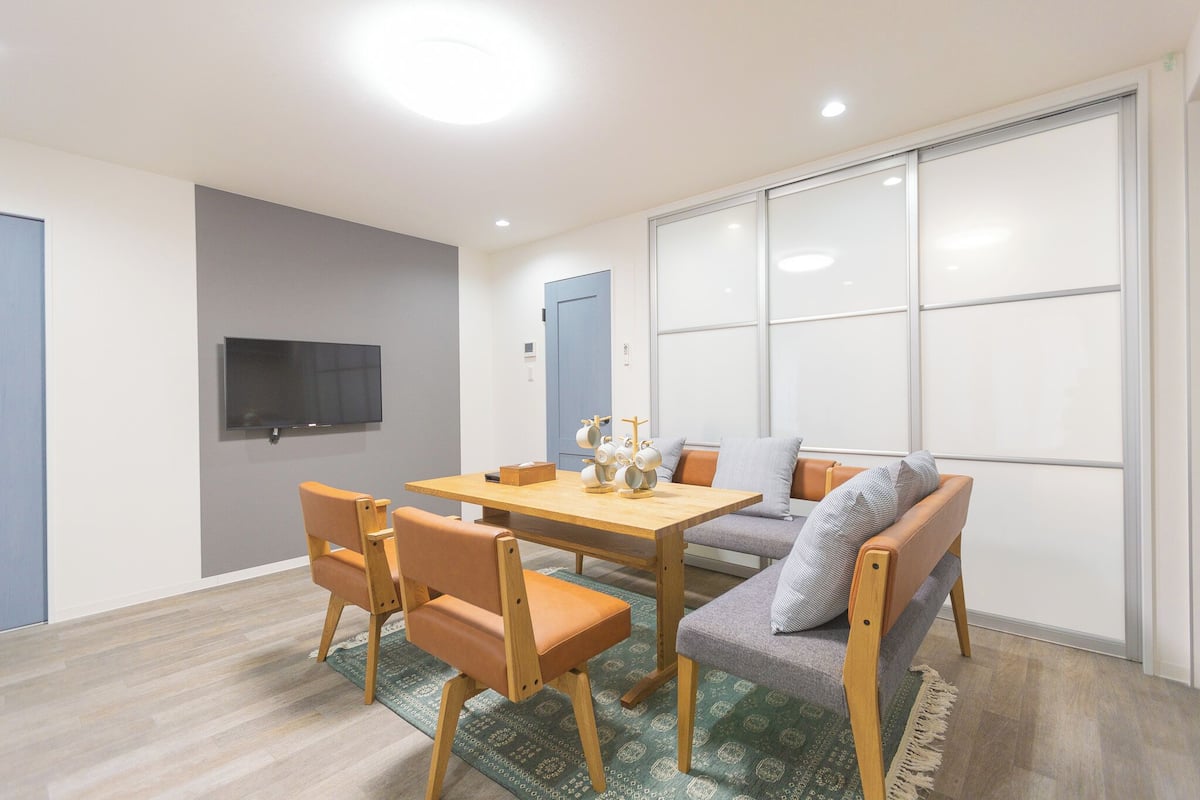 Camera Deluxe, balcone, vista città | Soggiorno | TV LCD 40 pollici con canali digitali, Netflix, Hulu