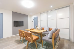 Quarto luxo, sacada, vista para a cidade | Sala de estar | TV LCD 40 polegadas com canais digitais, Netflix, Hulu