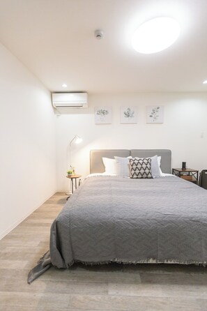 Rom – deluxe, balkong, byutsikt | Blendingsgardiner og wi-fi (inkludert)