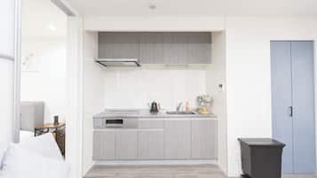 Deluxe Room, Balcony, City View | Private kitchen