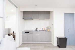 Quarto luxo, sacada, vista para a cidade | Cozinha privada