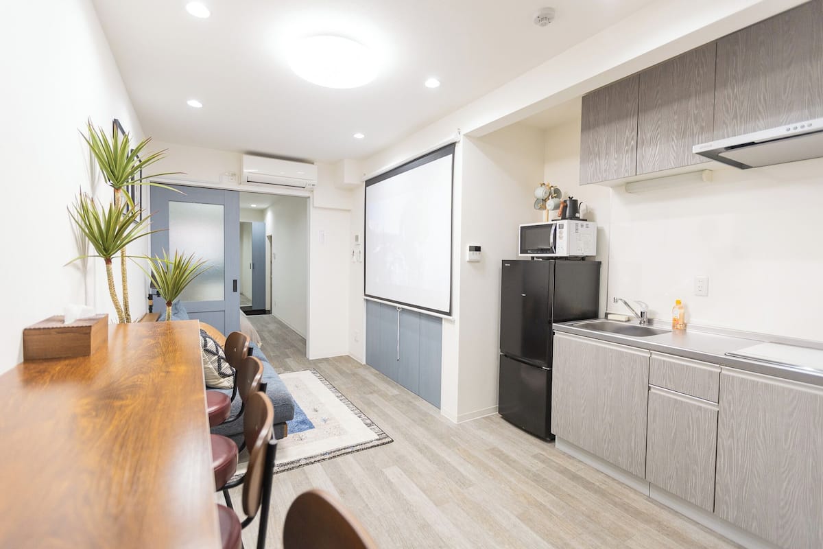 Camera familiare, balcone, vista città | Cucina privata