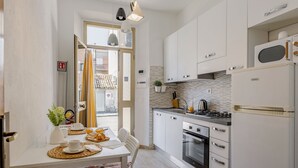 Cafetière-théière, réfrigérateur, four à micro-ondes, un four