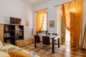 3 bedrooms, travel crib, WiFi (free)