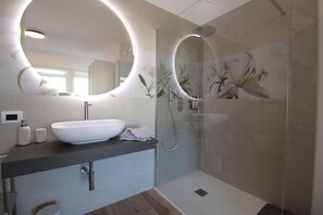 Douche, sèche-cheveux, bidet