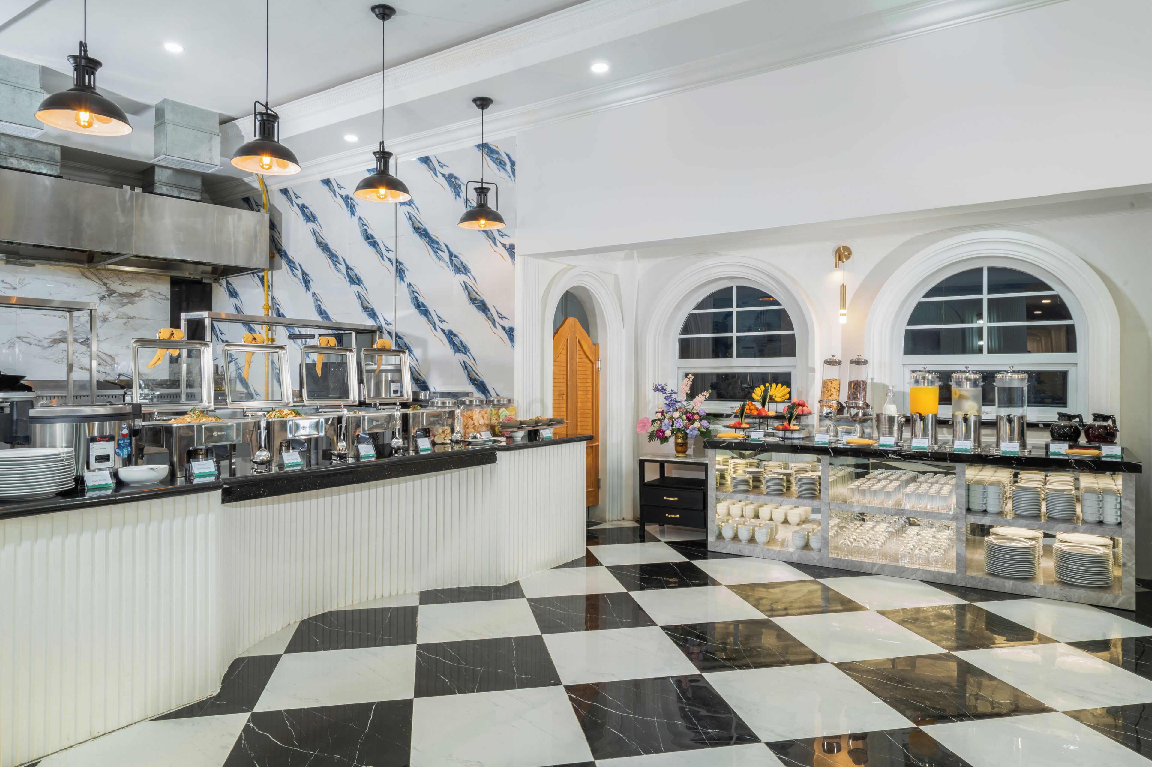 Frokostbuffé hver dag (IDR 85000 per person)