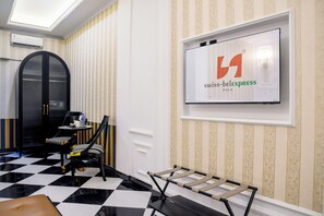 Express Deluxe Queen | Living area