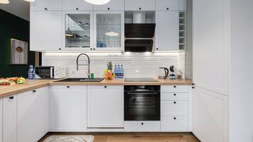 Comfort appartement, balkon, uitzicht op de stad | Privékeuken | Een waterkoker