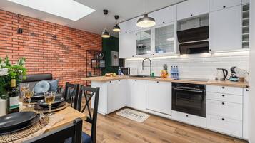 Apartemen Comfort, balkon, pemandangan kota | Dapur pribadi | Ketel listrik