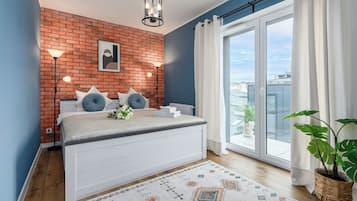 Comfort appartement, balkon, uitzicht op de stad | Geluiddichte muren, een strijkplank/strijkijzer, gratis wifi