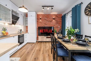 Comfort Apartment, Balcony, City View | Private kitchen | Fridge, microwave, oven, stovetop - Lumina luxury apart with beautiful view (Łódź)