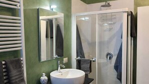 Apartment, 3 Bedrooms, Accessible | Bilik Mandi