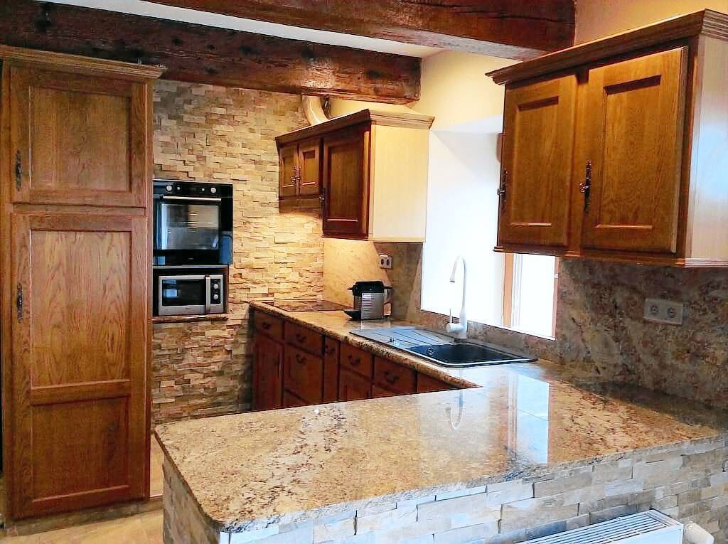 Een microgolfoven, een oven, een kookplaat, een vaatwasser