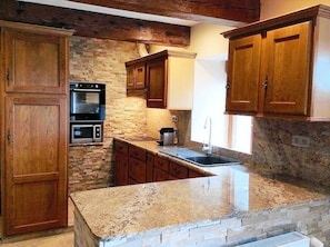 Micro-ondes, four, plaque de cuisson, lave-vaisselle