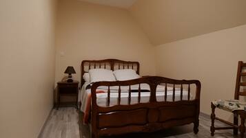 4 bedrooms, iron/ironing board, travel crib, WiFi (free)