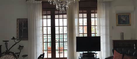 テレビ、DVD プレーヤー、書庫、ステレオ