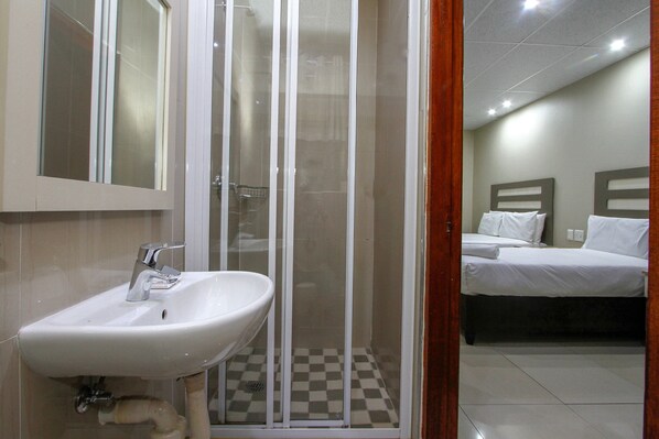 Deluxe Double or Twin Room | Bathroom