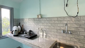 Deluxe Studio, Balcony, Mountain View | Private kitchen