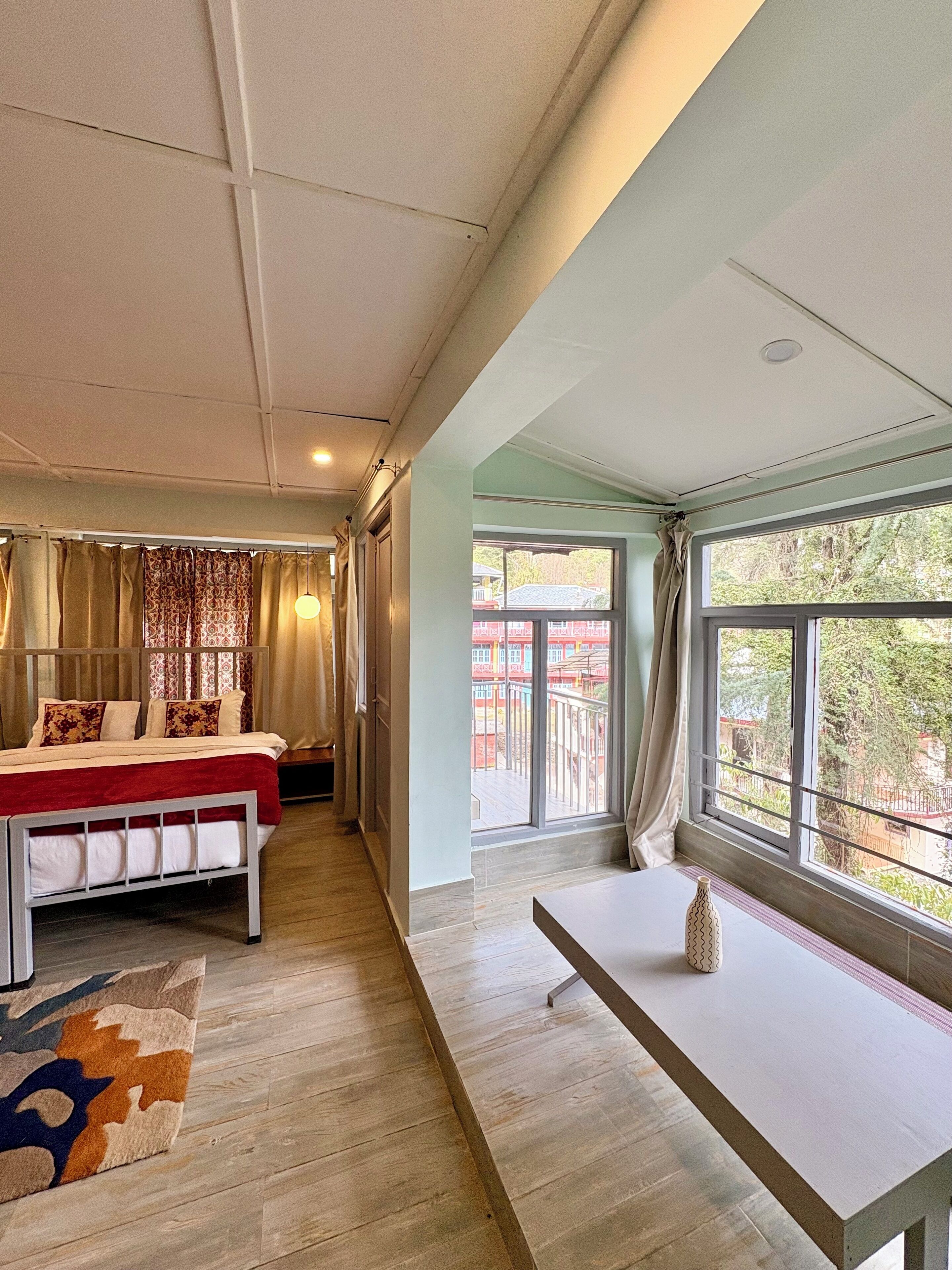 Deluxe Studio, Balcony, Mountain View | Living area