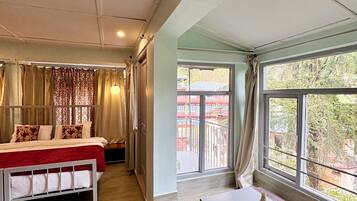 Estudio Deluxe, balcón, vista a la montaña | Área de sala de estar