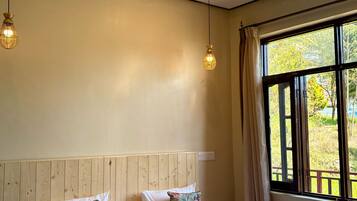 Klassieke tweepersoonskamer, balkon, uitzicht op bergen | Gratis wifi