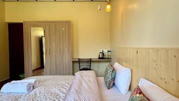 Klassieke tweepersoonskamer, balkon, uitzicht op bergen | Gratis wifi