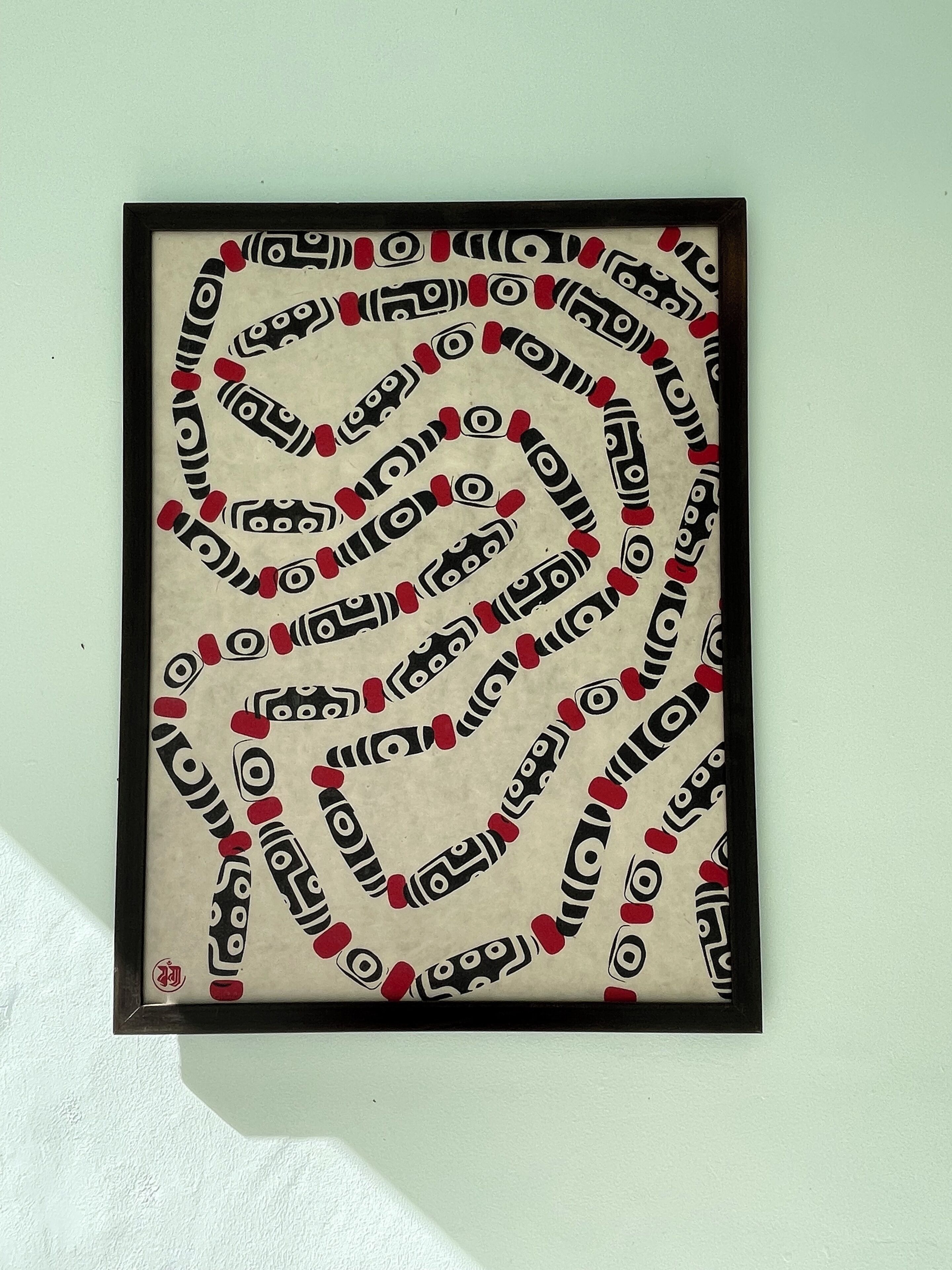 Une œuvre d’art abstraite encadrée, caractérisée par un motif répétitif.