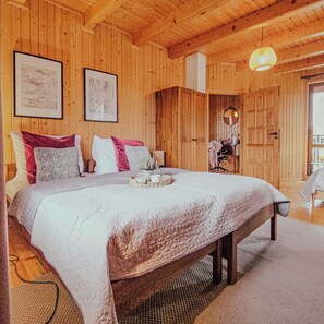 5 bedrooms, iron/ironing board, WiFi, bed sheets