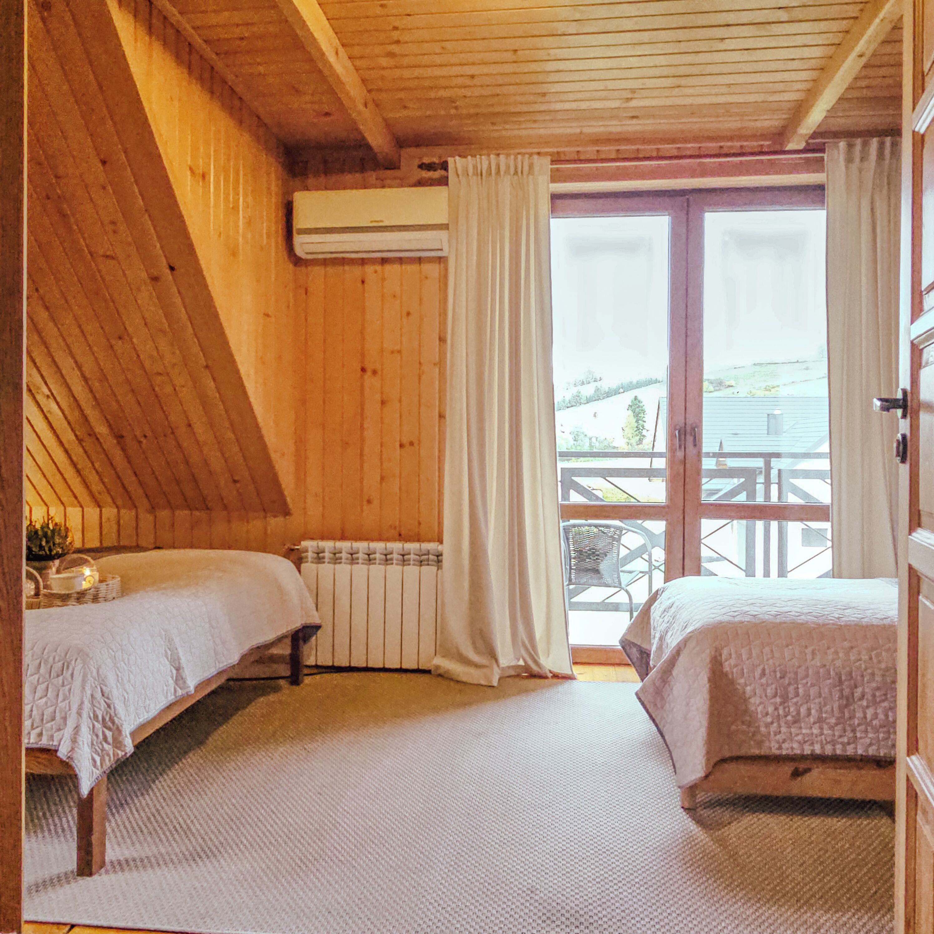 5 bedrooms, iron/ironing board, WiFi, bed sheets