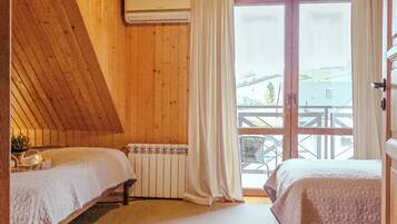 5 bedrooms, iron/ironing board, WiFi, bed sheets