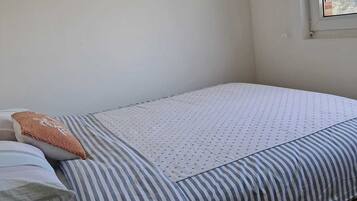 3 bedrooms, iron/ironing board, internet, bed sheets