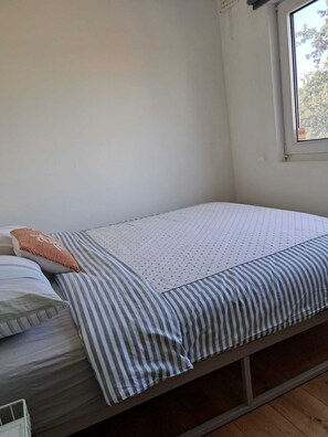 3 slaapkamers, een strijkplank/strijkijzer, internet, beddengoed