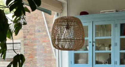 Greenspot. Peace, space, near city and airport, by park, sunny garden