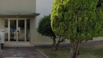 Vista frontal de la propiedad