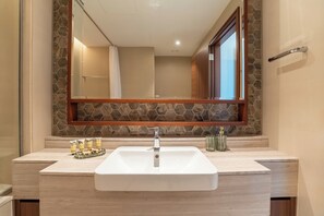 Luxury-Apartment, Balkon, Stadtblick | Badezimmer | Duschwanne, Haartrockner, Bidet, Handtücher