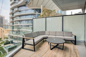 Luxe appartement, balkon, uitzicht op de stad | Balkon