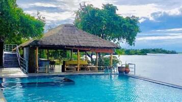 Una piscina cubierta