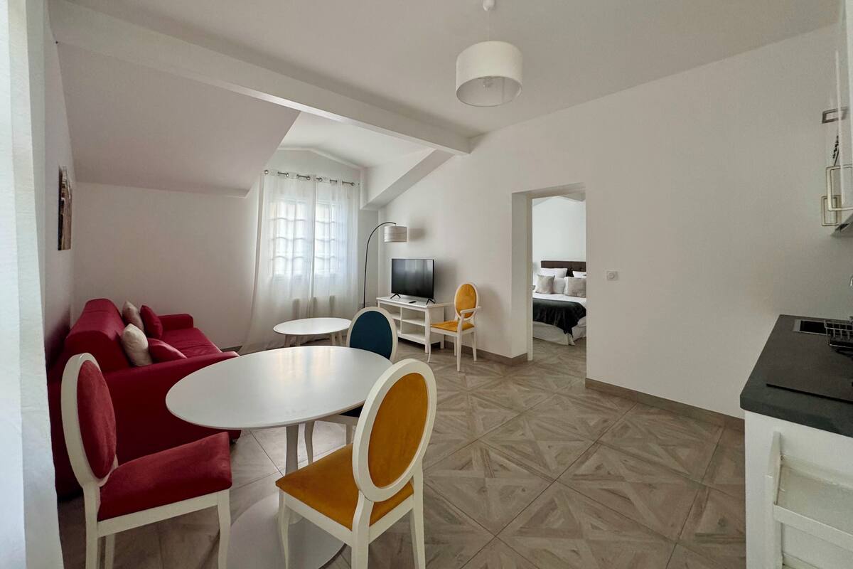 Comfort Apartment, 1 Queen Bed with Sofa bed, Pool Access, Annex Building | Iron/ironing board, free WiFi, bed sheets