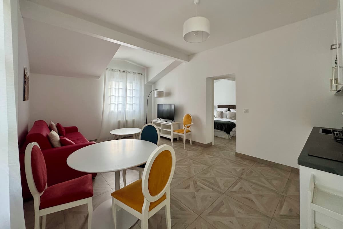 Apartemen Comfort, 1 Tempat Tidur Queen dengan tempat tidur Sofa, akses ke kolam renang | Setrika/meja setrika, tempat tidur bayi, Wi-Fi gratis, dan seprai linen