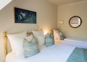 Luxury Villa, Multiple Bedrooms, Pool Access, Mountain View