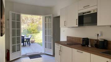 Deluxe Apartment, Patio, Garden View | Private kitchen