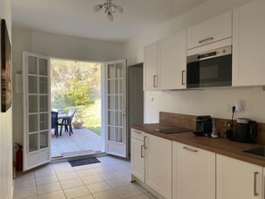Deluxe Apartment, Patio, Garden View | Private kitchen - Domaine de Bize Manoir & Appartements (Mirepoix)