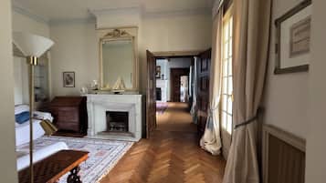 Luxe villa, meerdere slaapkamers, patio, uitzicht op bergen | Woonruimte | Een televisie