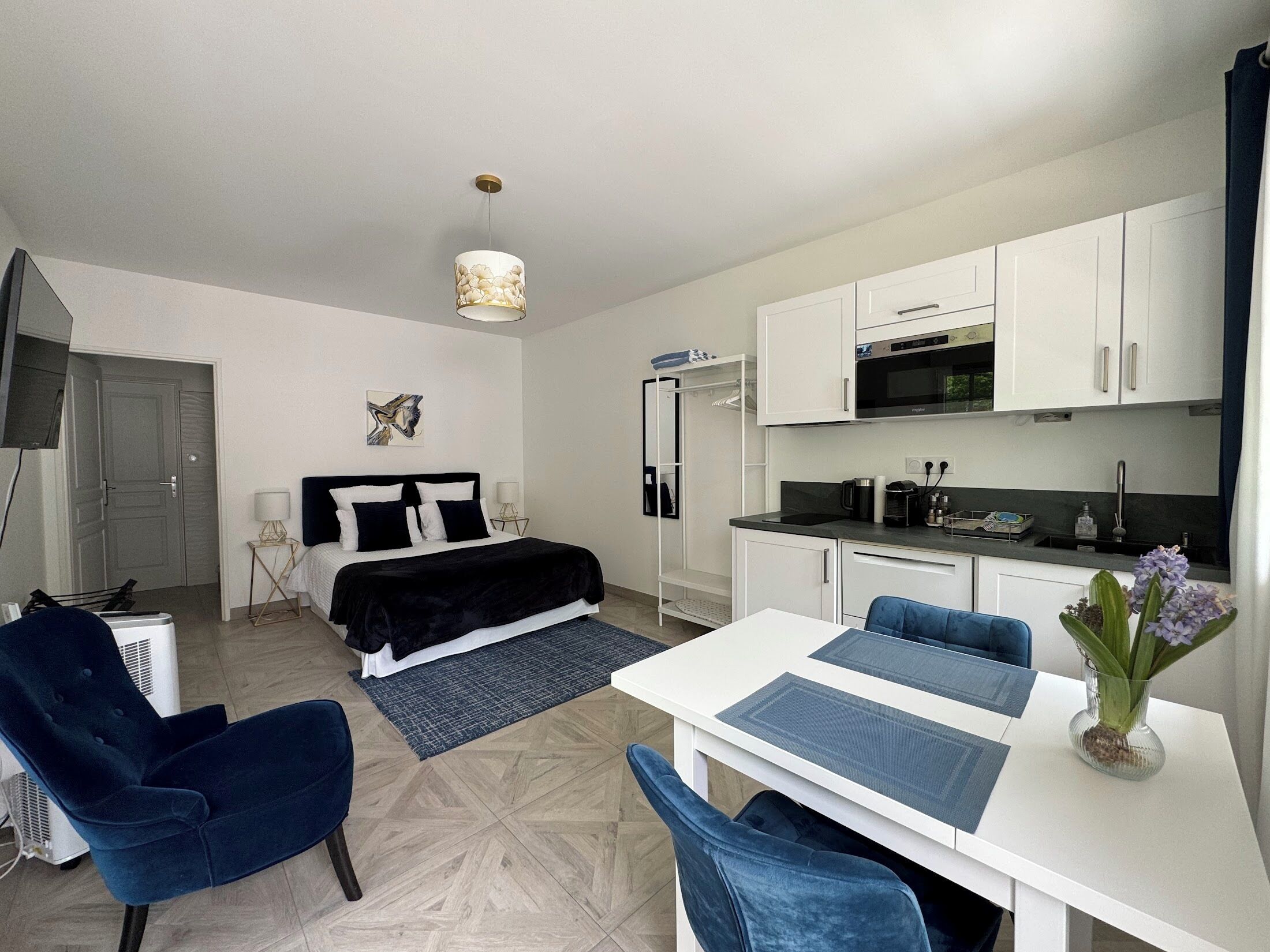 Classic Studio, 1 Queen Bed, Pool Access, Annex Building | Garden view