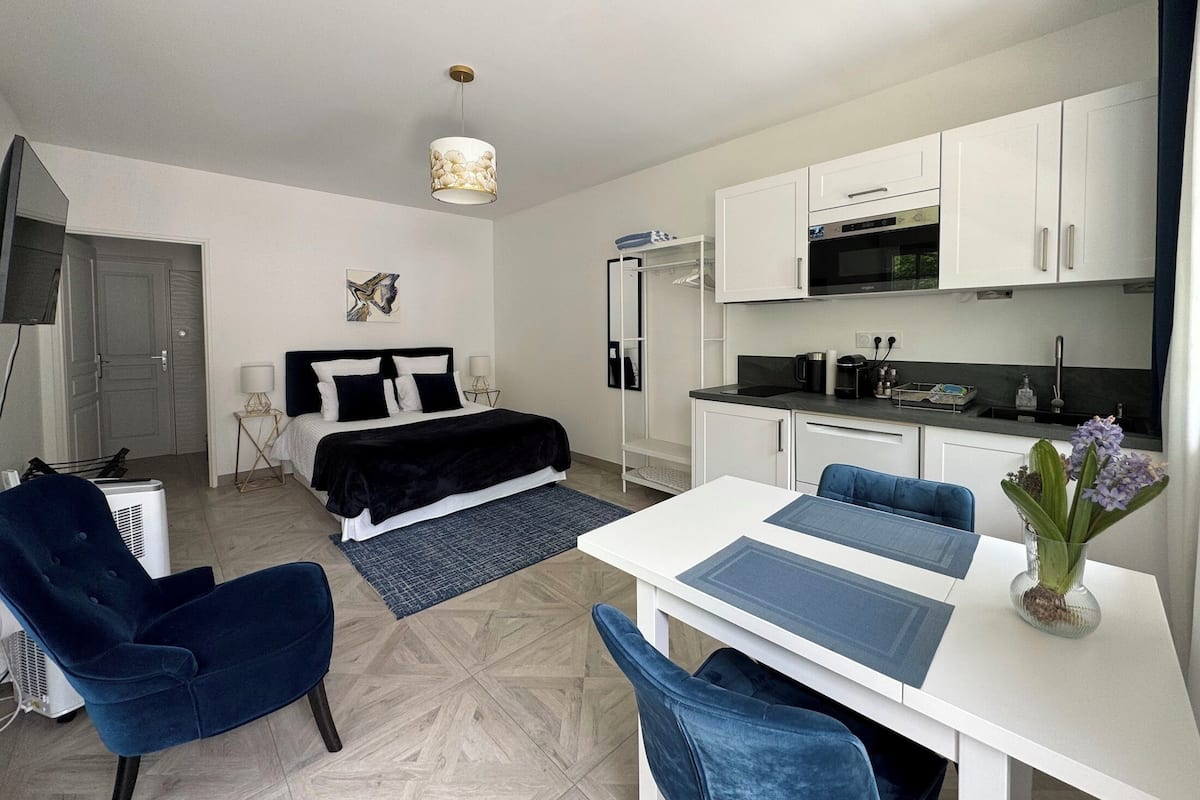 Classic Studio, 1 Queen Bed, Pool Access, Annex Building | Garden view